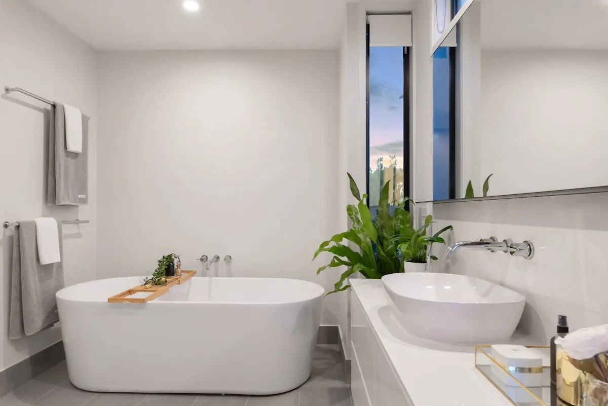 Casa de banho moderna remodelada pela RenovAlgarve
